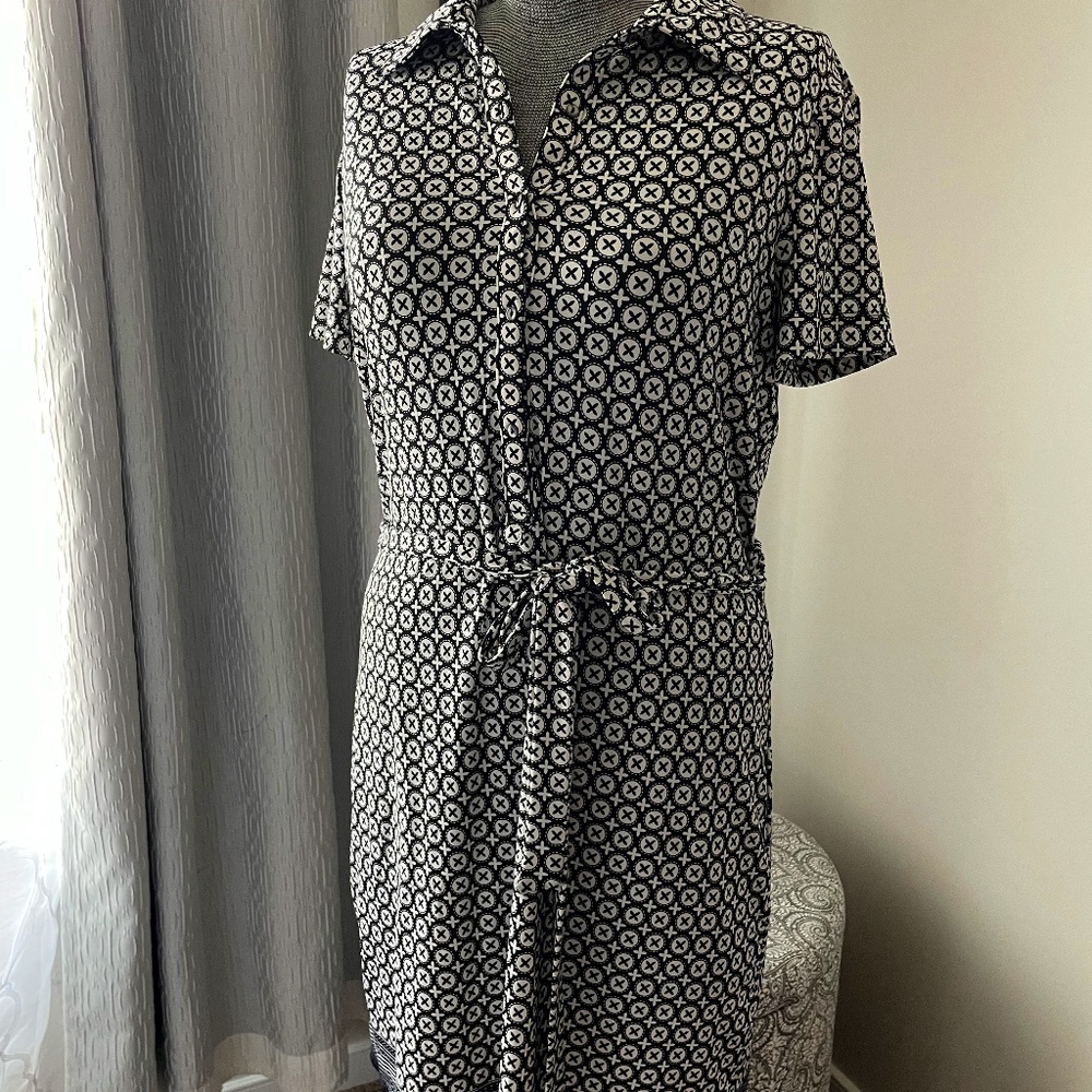 Business casual wrinkle proof dress. Black and white Size L.
